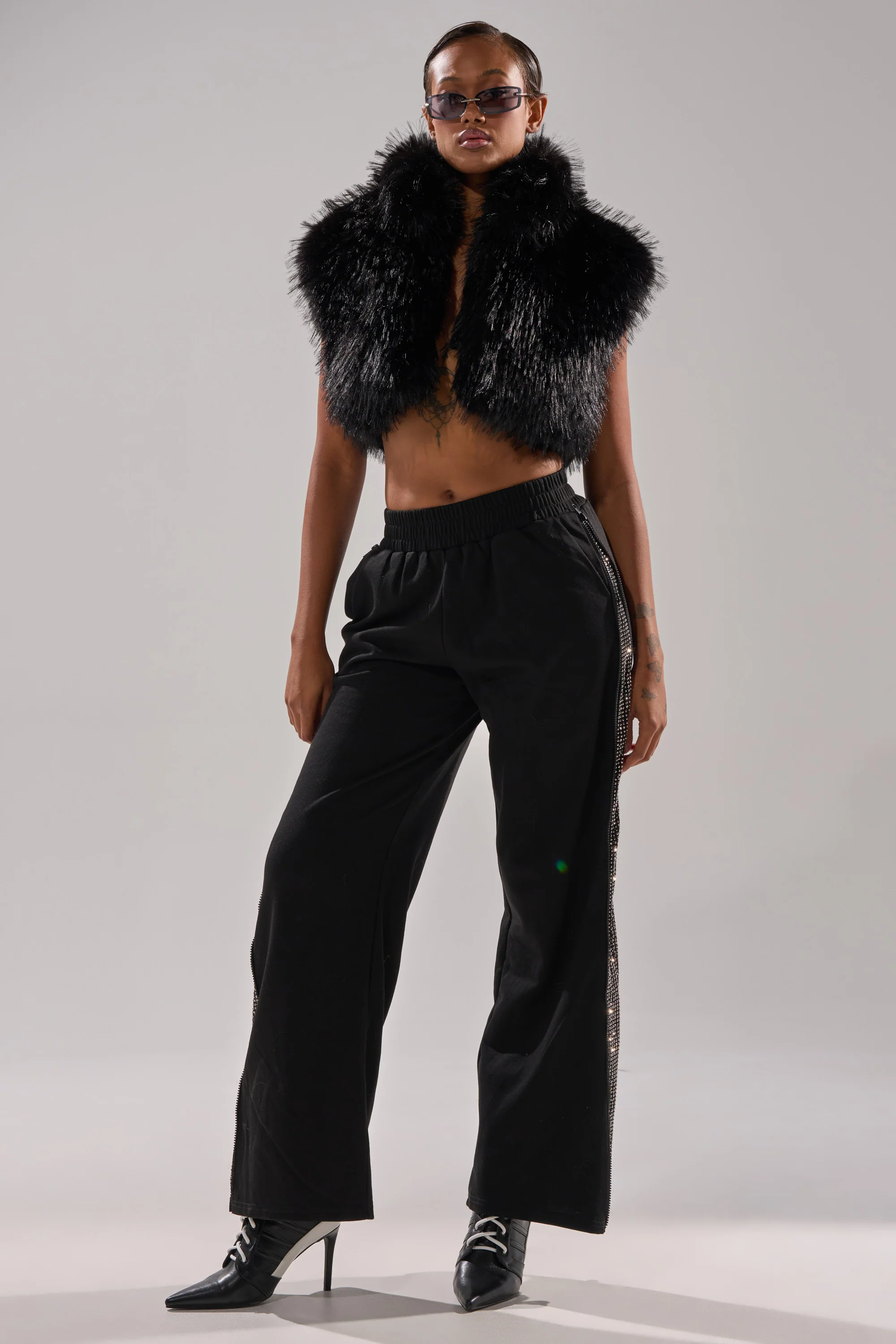 COCO CROPPED FUR VEST IN BLACK - Image 9