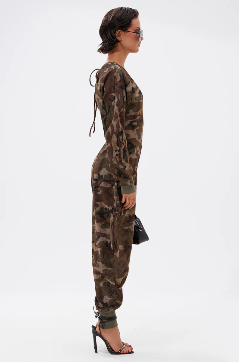 COMFY COZY SWEATSHIRT JUMPSUIT IN CAMO - Image 4