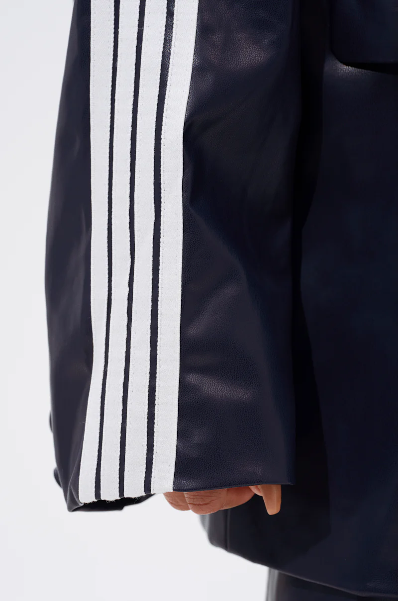 DAYTIME LOVIN OVERSIZED BLAZER IN NAVY - Image 9