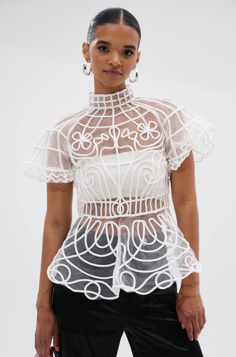 DOLL FACE SHORT SLEEVE STRUCTURED BLOUSE