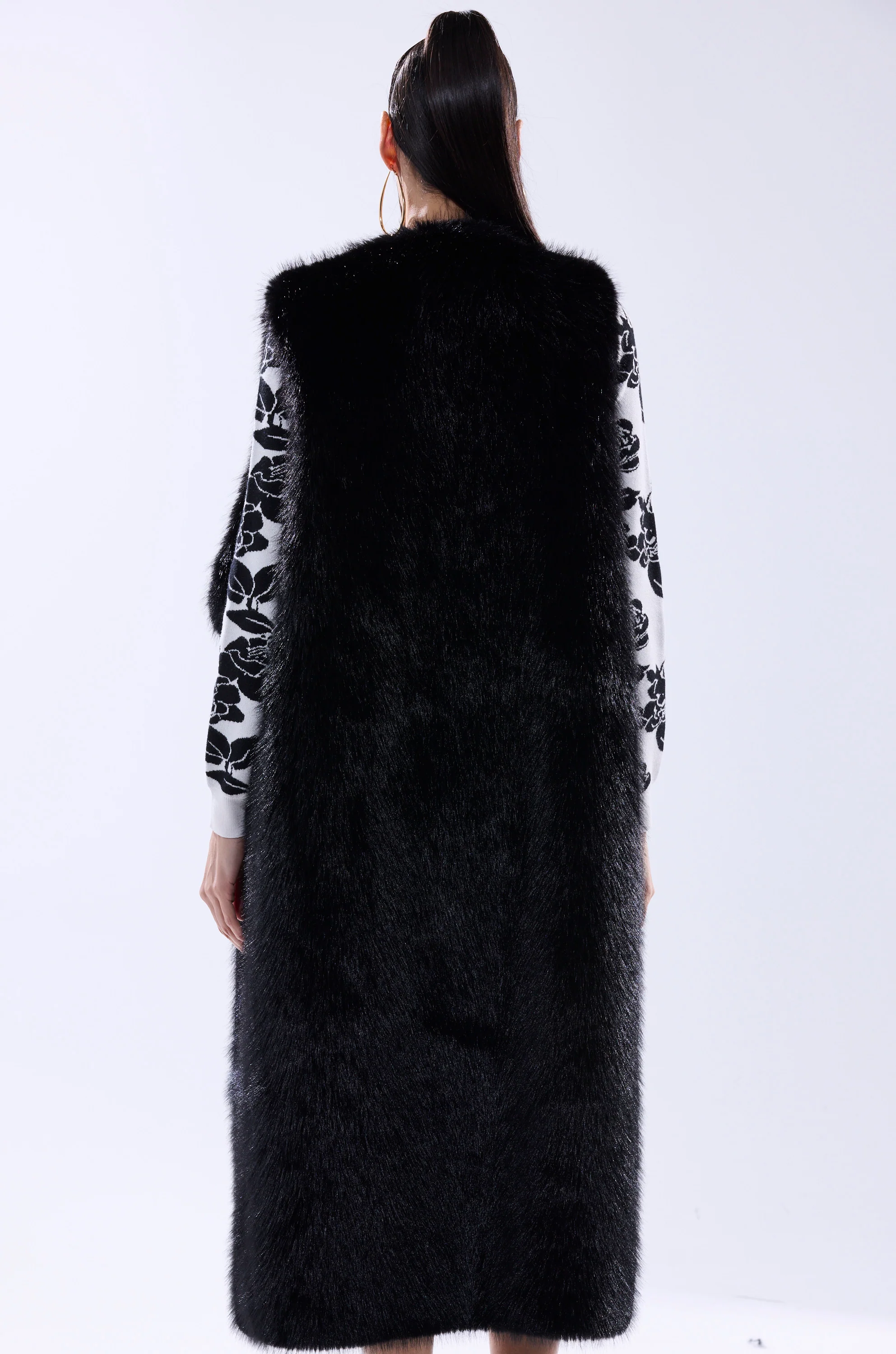 DOWNTIME FAUX FUR VEST IN BLACK - Image 7