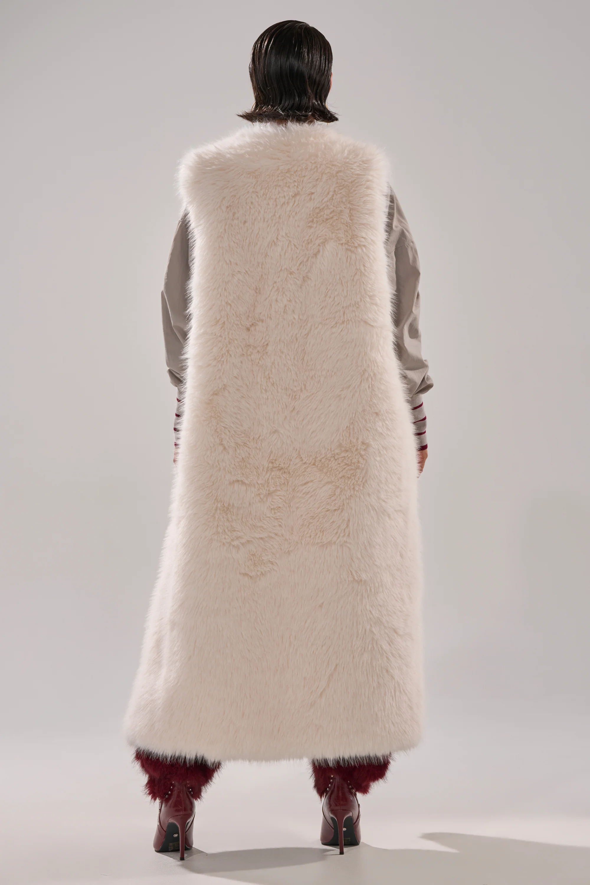 DOWN TIME FAUX FUR VEST IN IVORY - Image 5