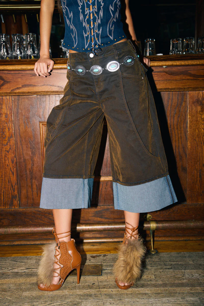FALL VIBES VELVET BERMUDA SHORT - Image 4