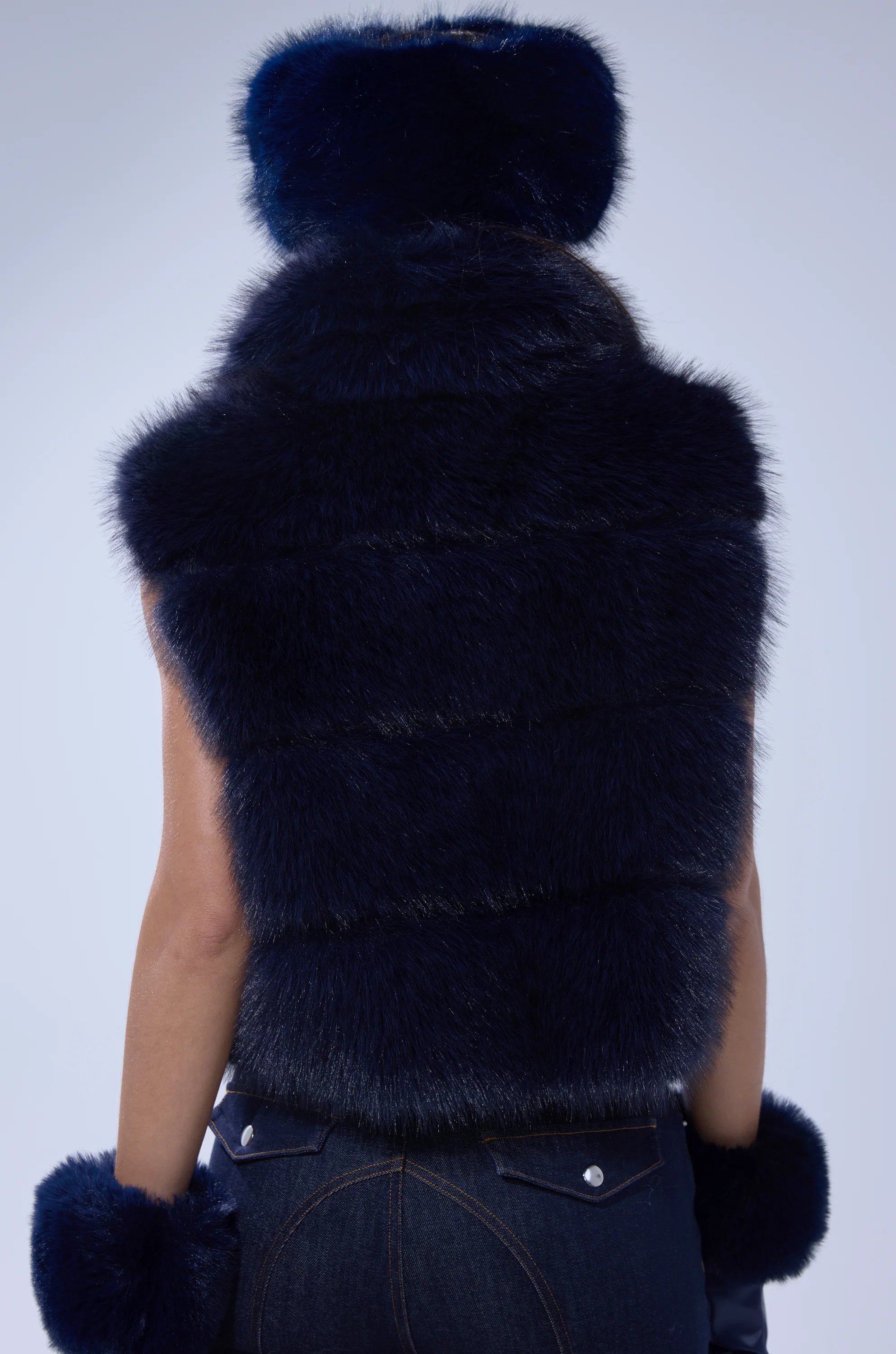 FAUX FUR VEST IN NAVY - Image 4