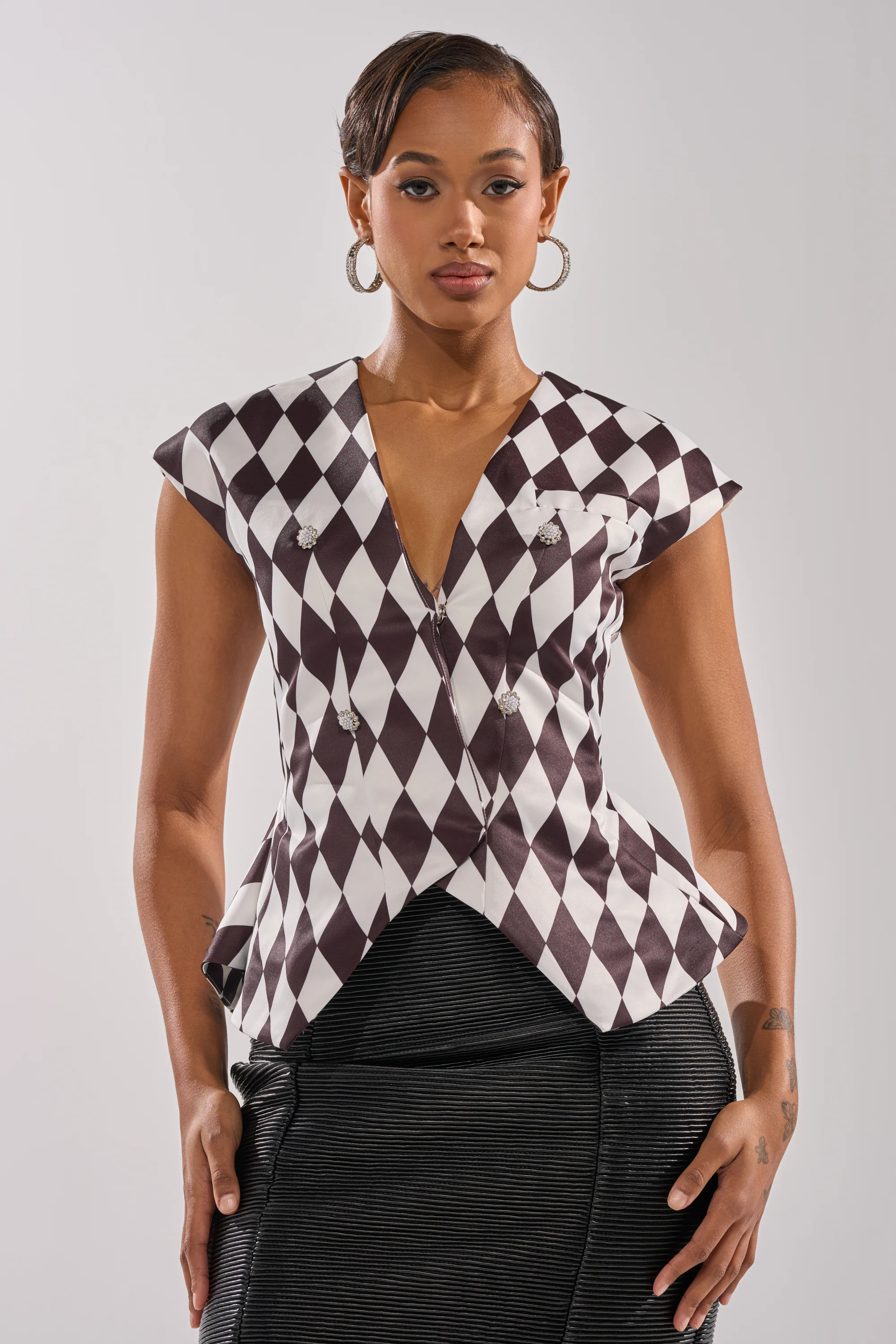 GUESS WHO V-NECK BLOUSE