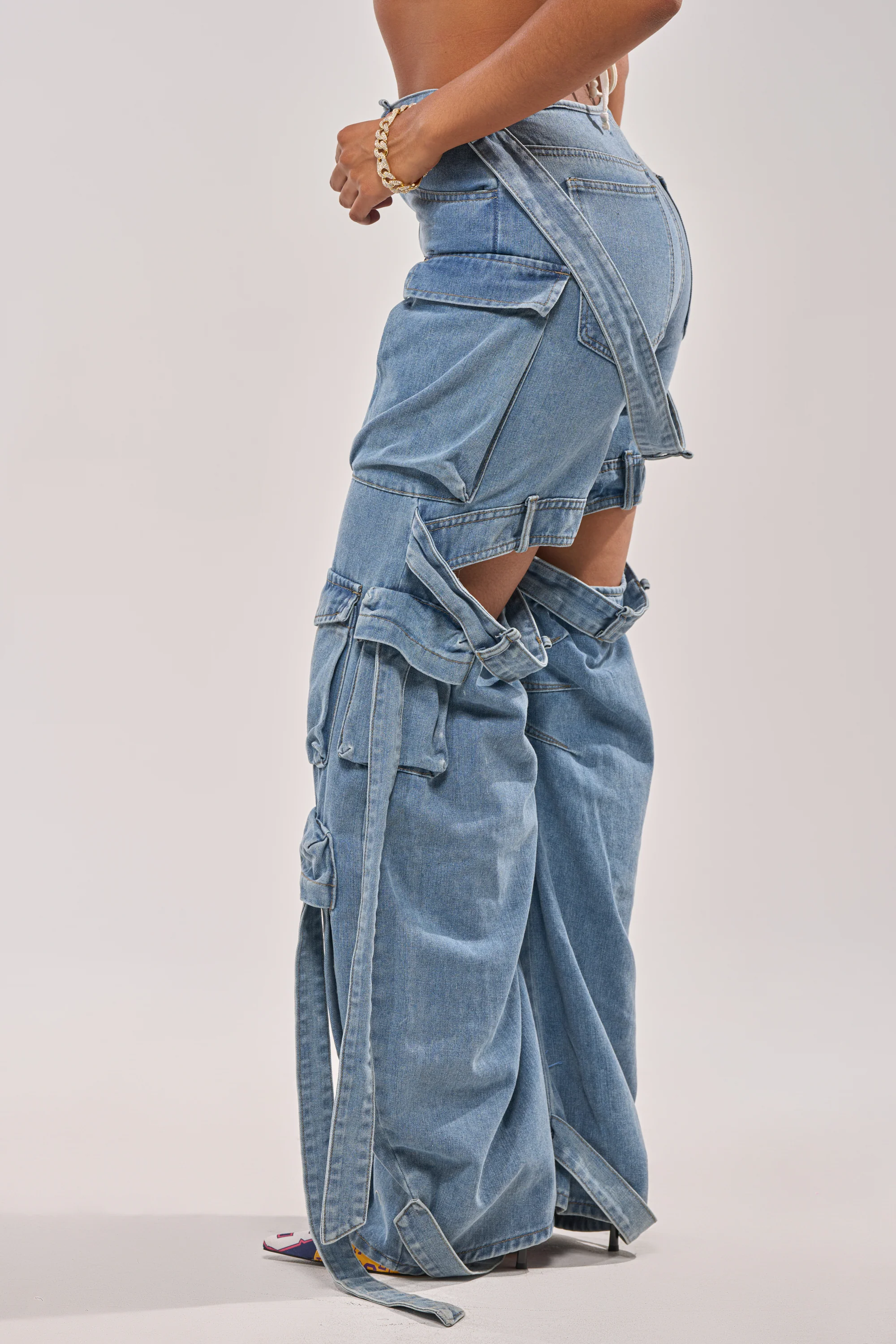 CHECK OUT THE BACK CUTOUT RELAXED DENIM - Image 3