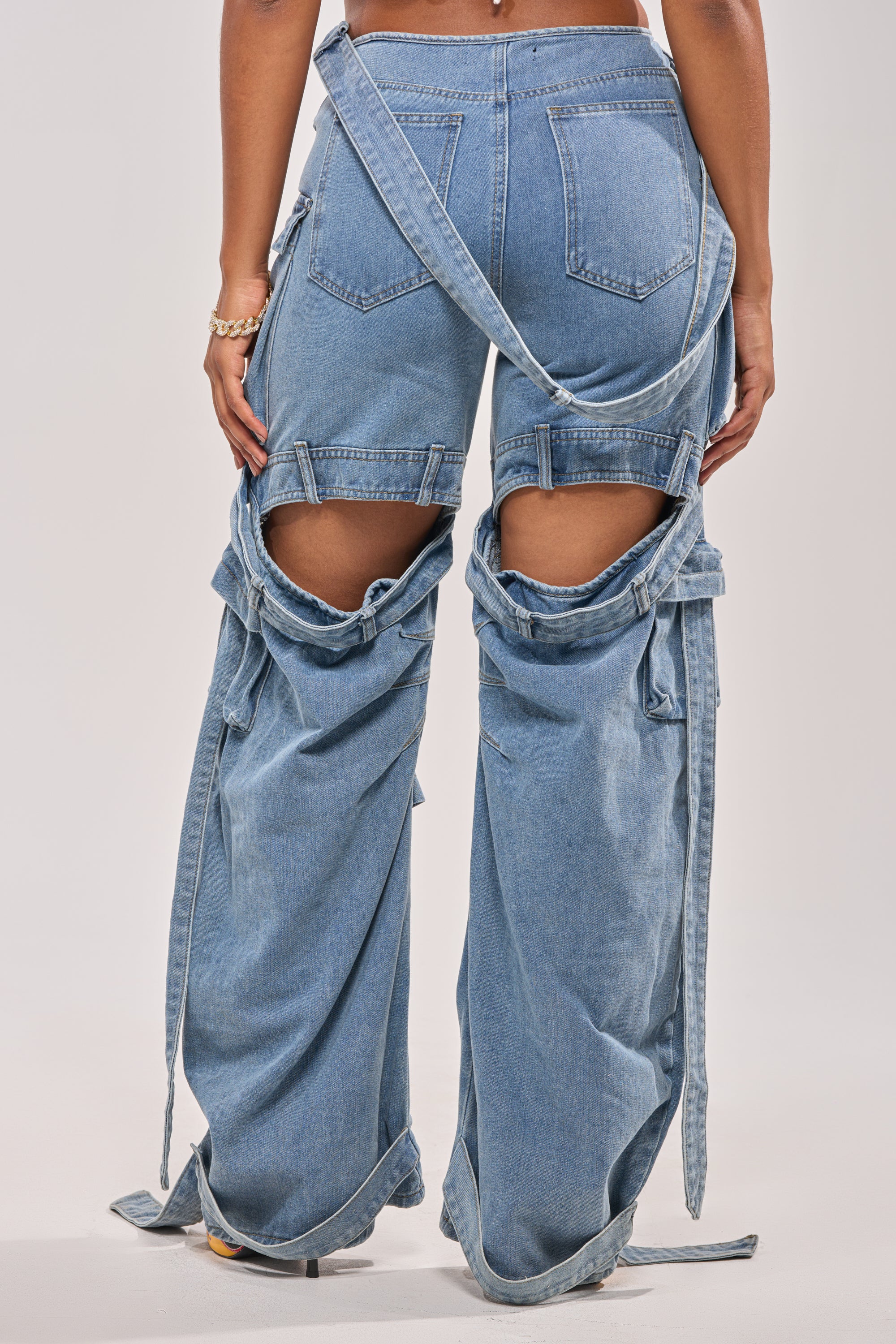 CHECK OUT THE BACK CUTOUT RELAXED DENIM - Image 4