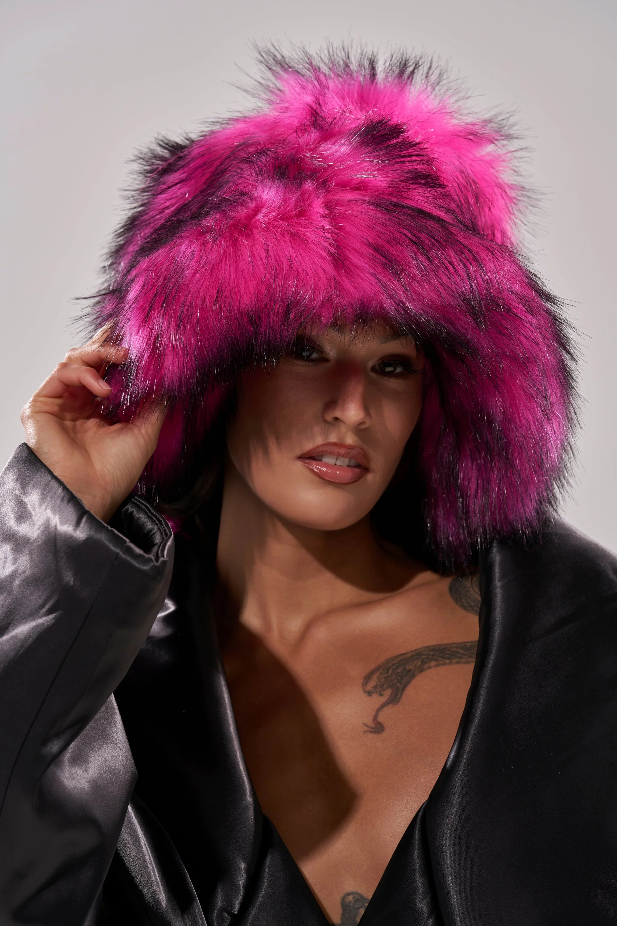 HOTTIE FAUX FUR BUCKET HAT - Image 2