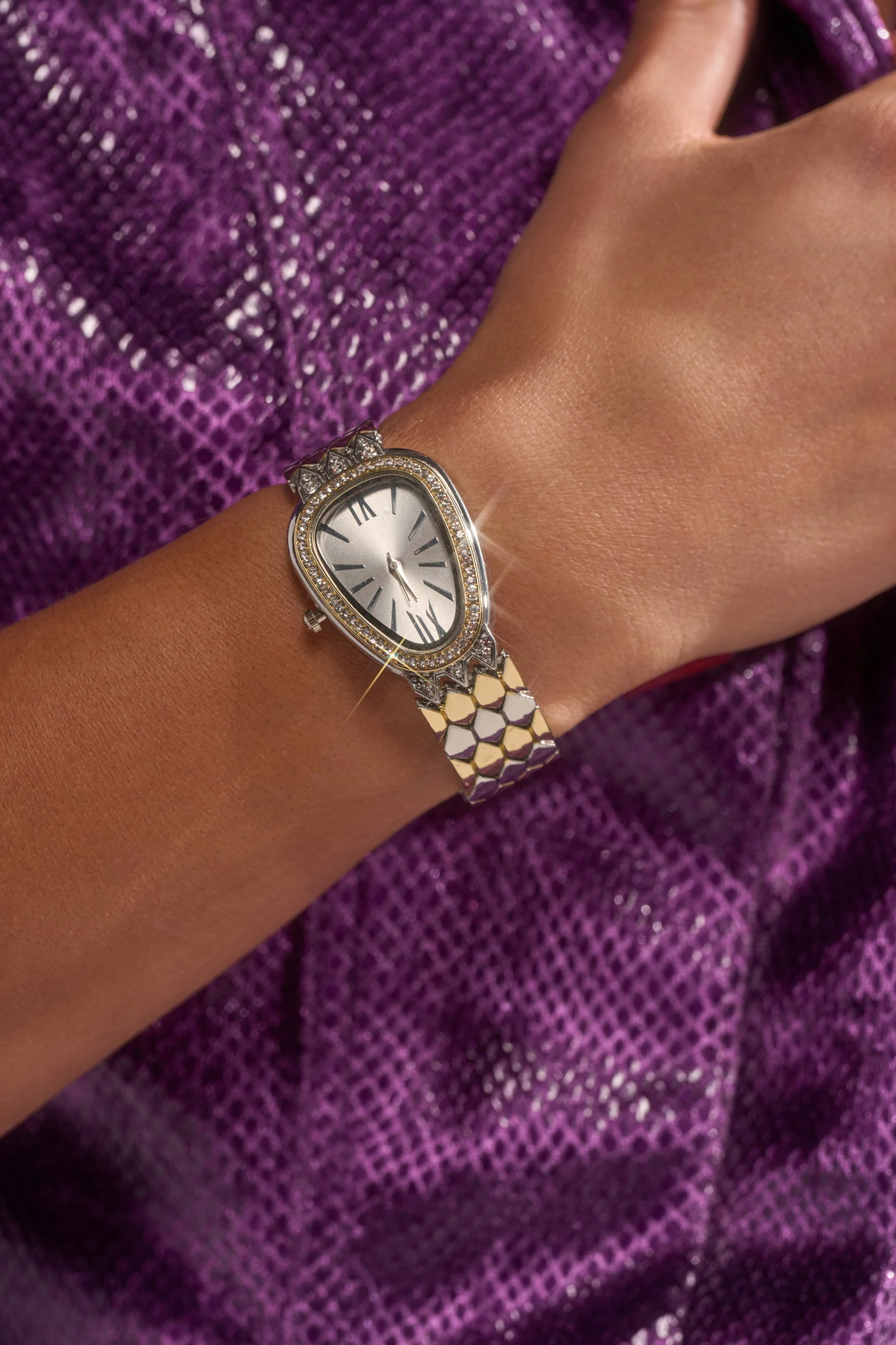 LUXE LIVING WATCH - Image 2