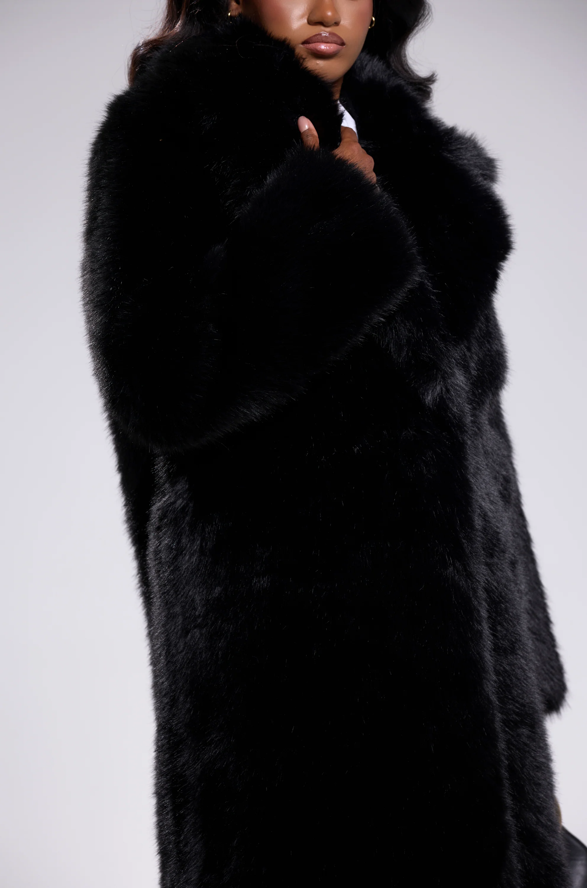 OSLO FAUX FUR COAT IN BLACK - Image 12
