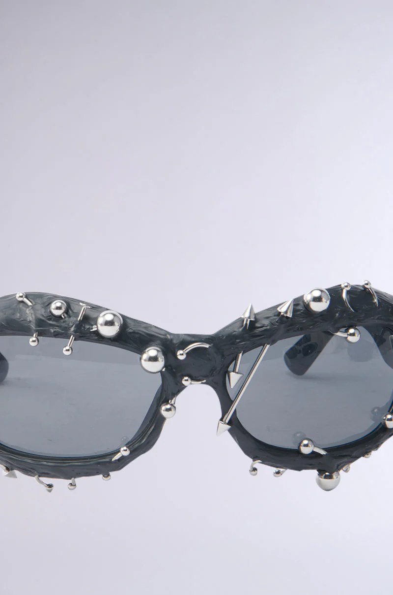 PIERCED VIBES SUNGLASSES - Image 7
