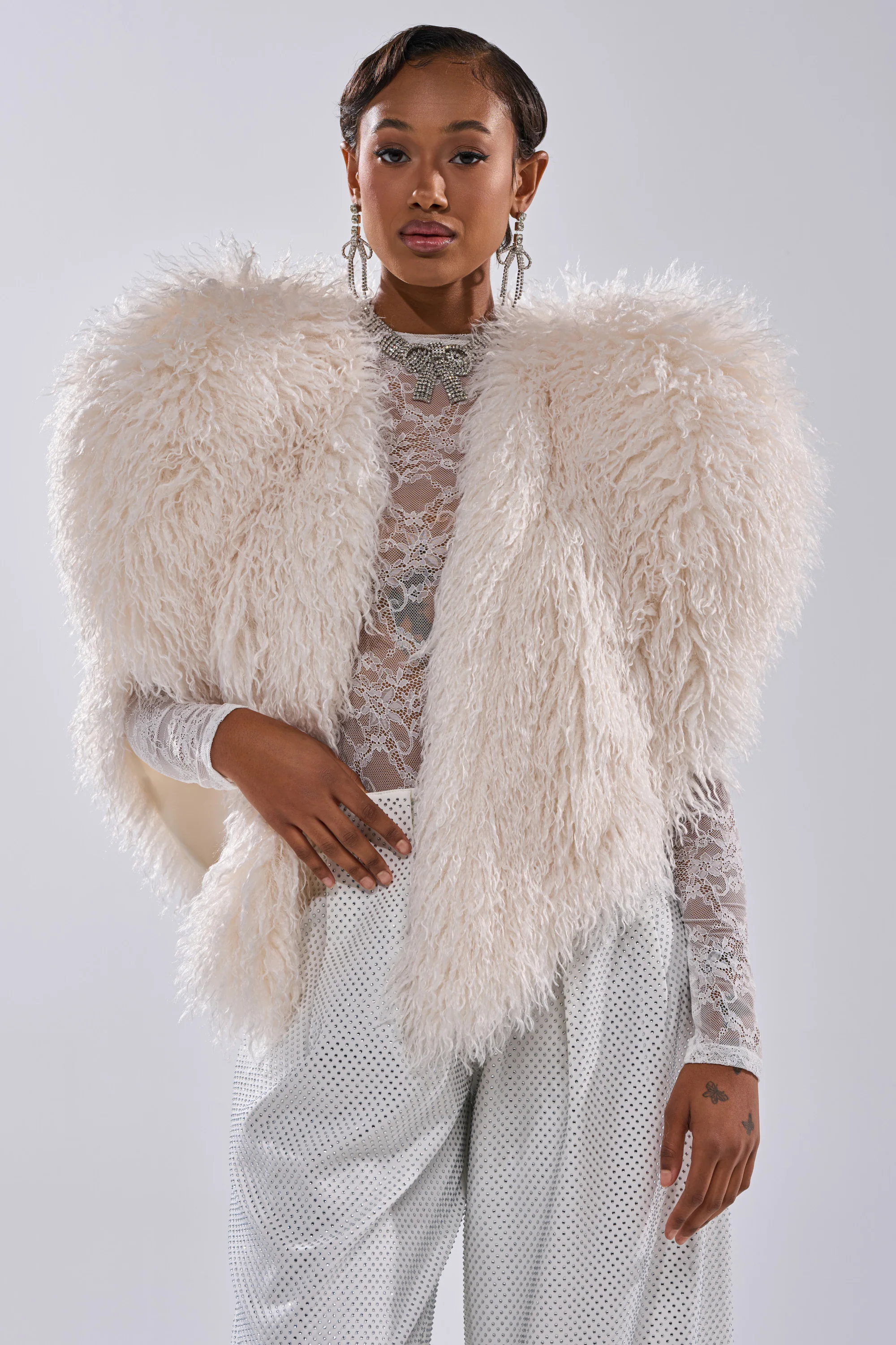 STAR CROSSED LOVER FAUX FUR VEST IN IVORY - Image 6