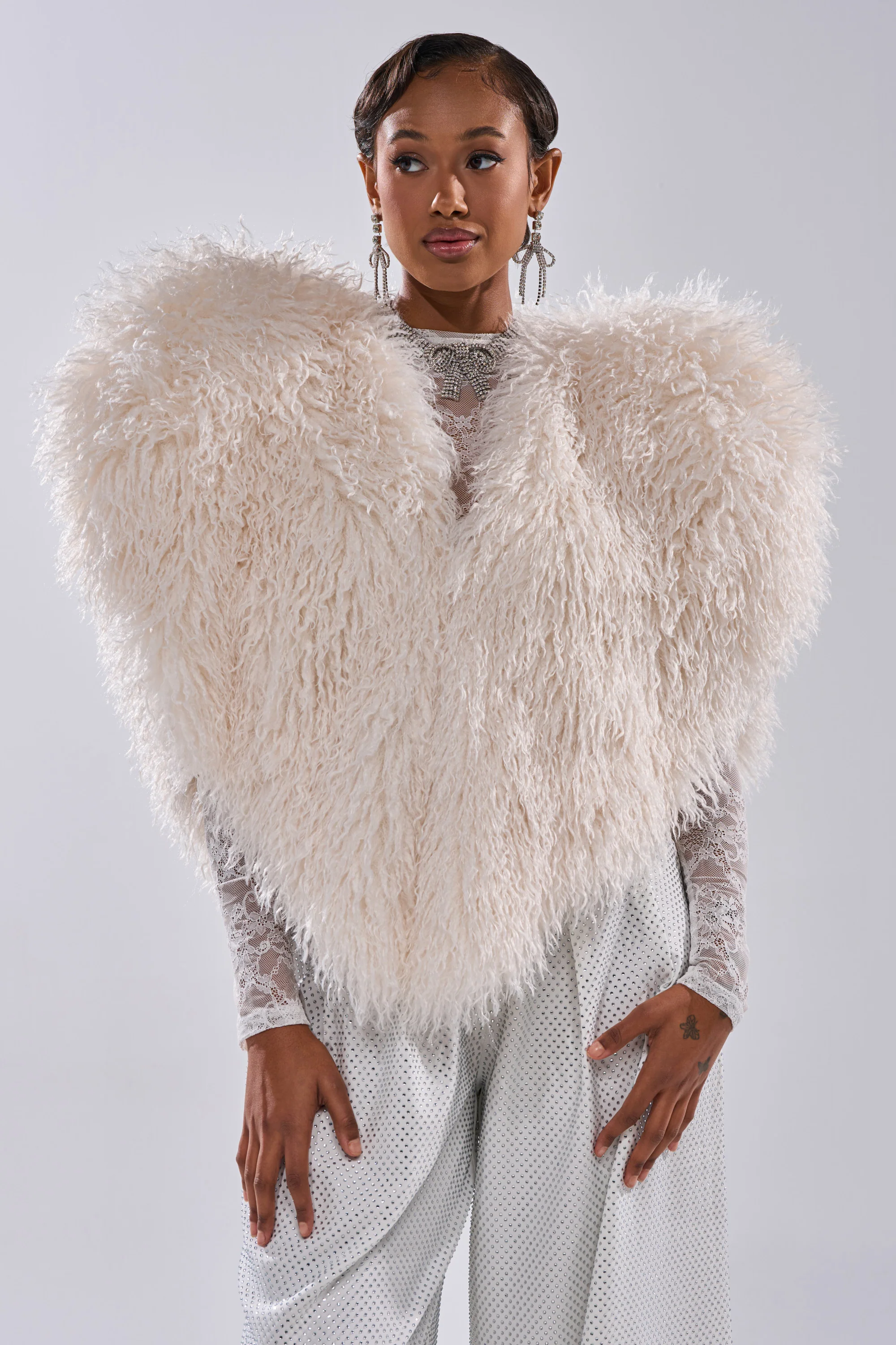 STAR CROSSED LOVER FAUX FUR VEST IN IVORY - Image 9