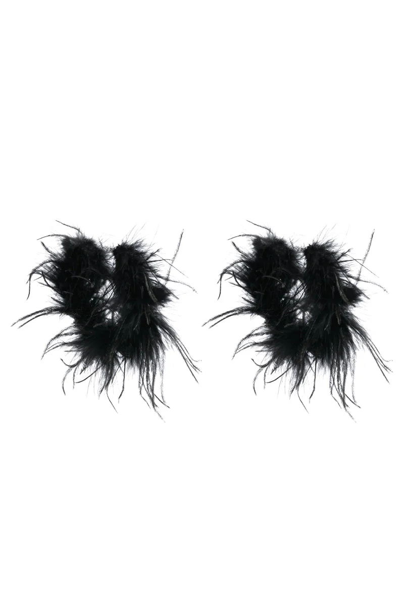 THE MOMENT FEATHER HOOP EARRING - Image 3
