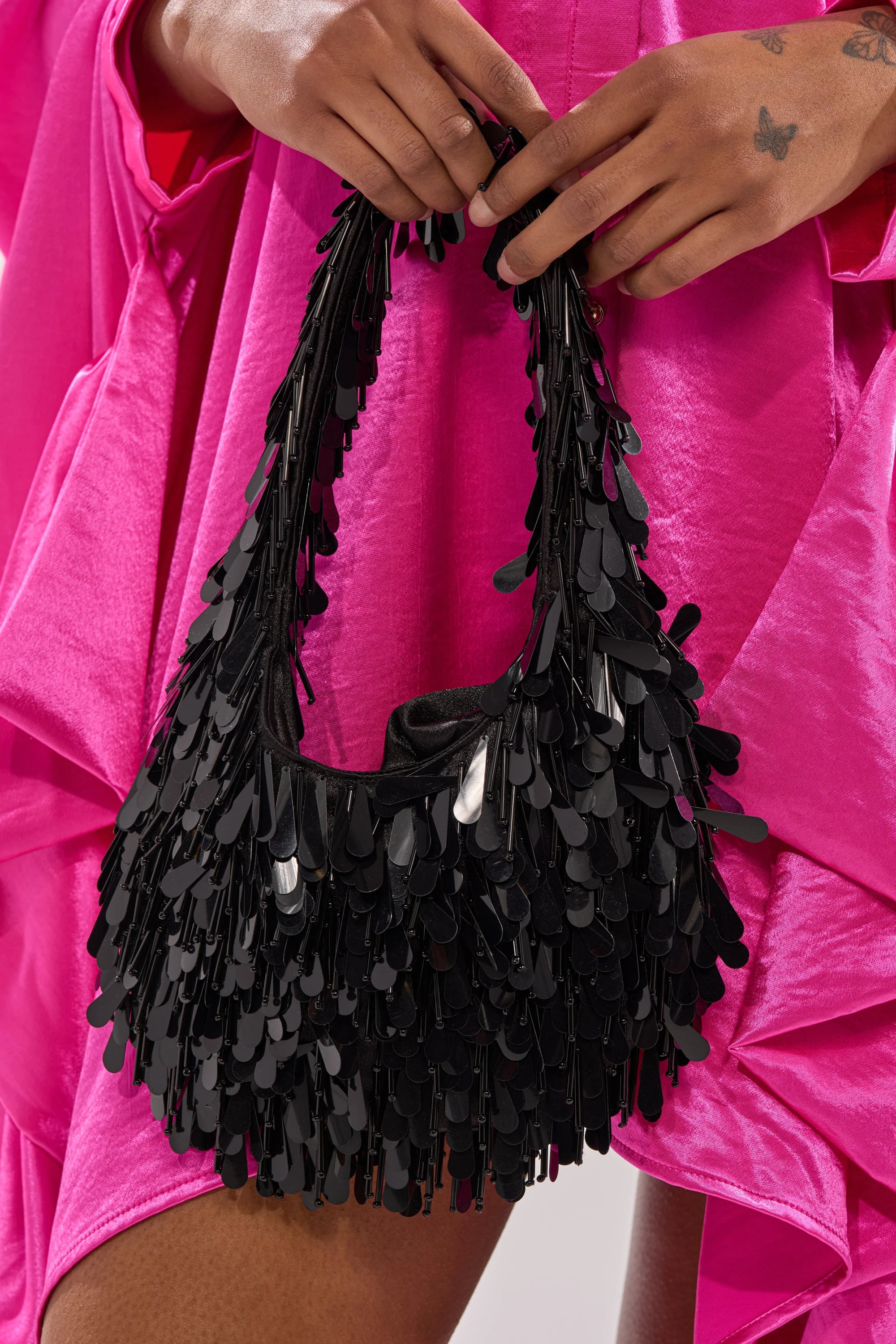 THE NOSTALGIA SEQUIN PURSE IN BLACK - Image 2
